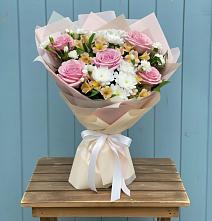 Букет цветов из:  Гвоздики, Орхидеи и Розы в Приволжском Саратовской области