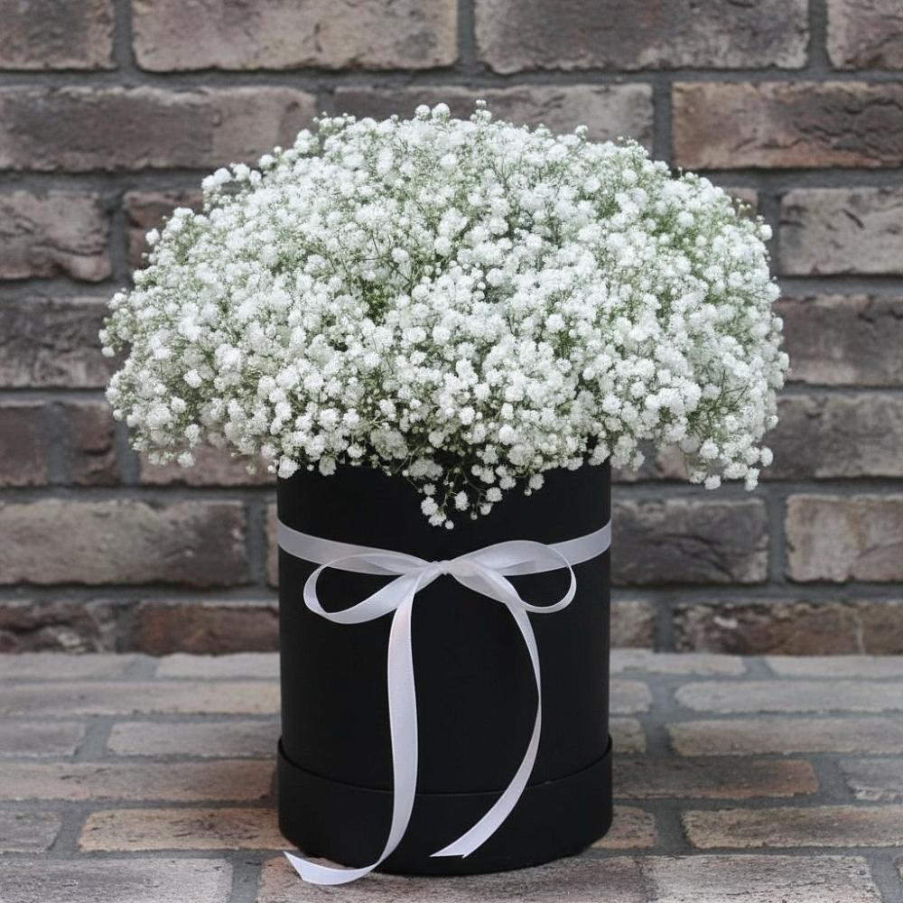 Цветочная композиция из Гипсофила в шляпной коробке в Приволжском Саратовской области