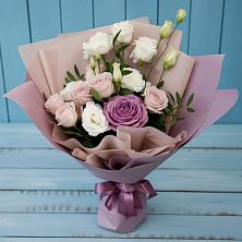Букет цветов из:  Розы и Лизиантусы в Приволжском Саратовской области