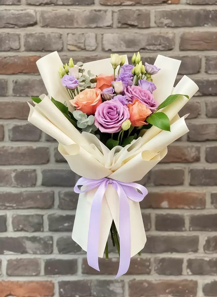 Букет цветов из: Лизиантусы и Розы в Приволжском Саратовской области