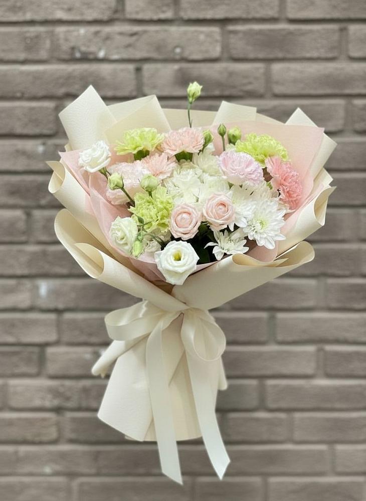 Букет цветов из: Гвоздики, Розы, Лизиантусы и Хризантемы в Приволжском Саратовской области