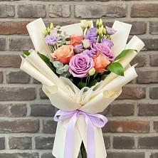 Букет цветов из:  Лизиантусы и Розы в Приволжском Саратовской области