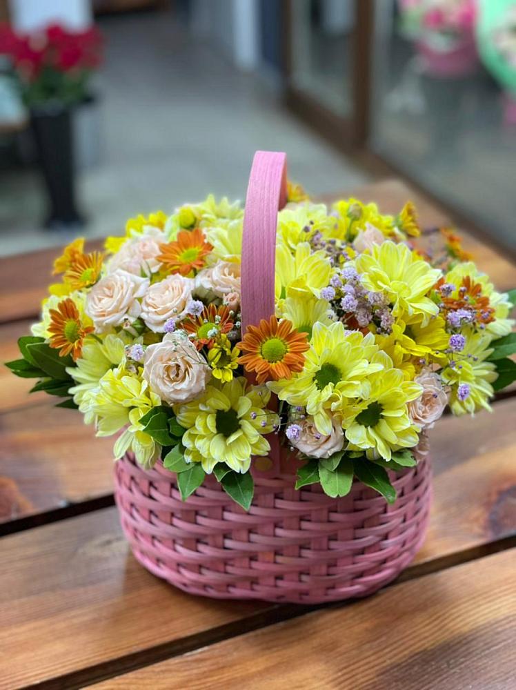 Цветочная композиция из Хризантемы и Розы в корзине в Приволжском Саратовской области