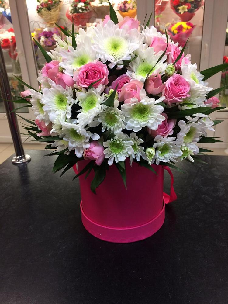 Цветочная композиция из Розы и Хризантемы в шляпной коробке в Приволжском Саратовской области