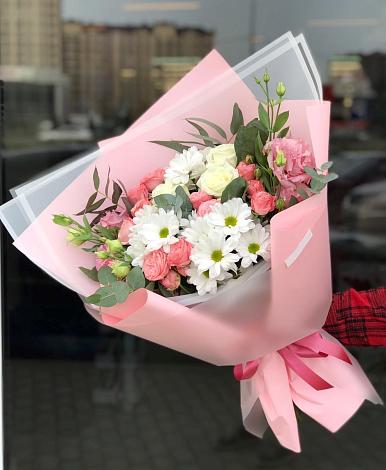 Букет цветов из: Розы, Лизиантусы и Хризантемы в Приволжском Саратовской области
