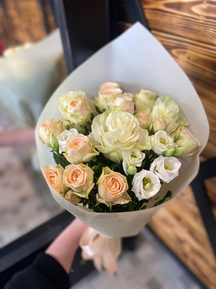 Букет цветов из: Розы и Лизиантусы в Приволжском Саратовской области